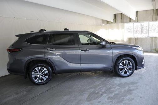Magnetic Gray Metallic 2024 Toyota Highlander XLE