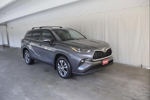 Magnetic Gray Metallic 2024 Toyota Highlander XLE
