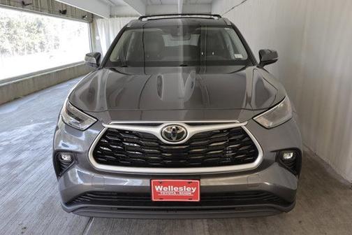 Magnetic Gray Metallic 2024 Toyota Highlander XLE
