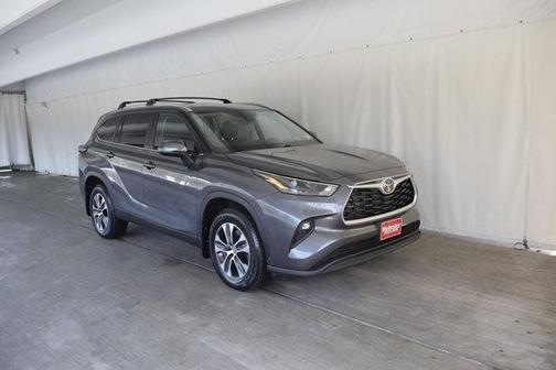 Magnetic Gray Metallic 2024 Toyota Highlander XLE