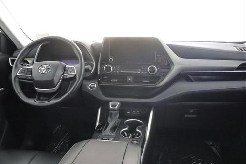 Magnetic Gray Metallic 2024 Toyota Highlander XLE