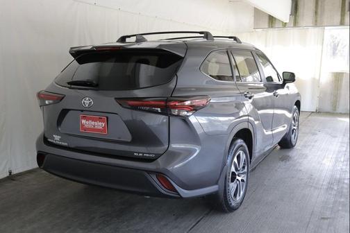 Magnetic Gray Metallic 2024 Toyota Highlander XLE