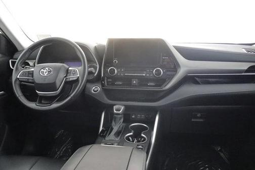 Magnetic Gray Metallic 2024 Toyota Highlander XLE