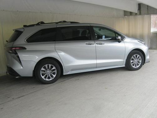 2023 Toyota Sienna XLE