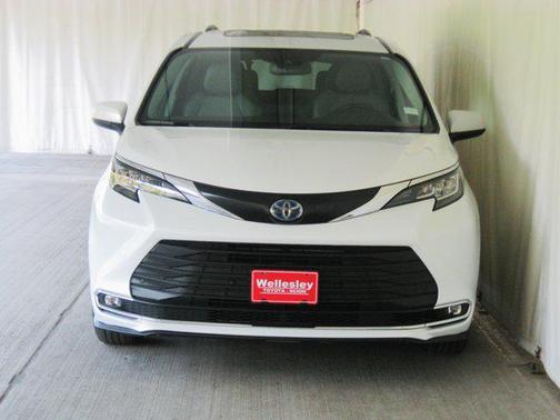 2023 Toyota Sienna XLE 7 Passenger