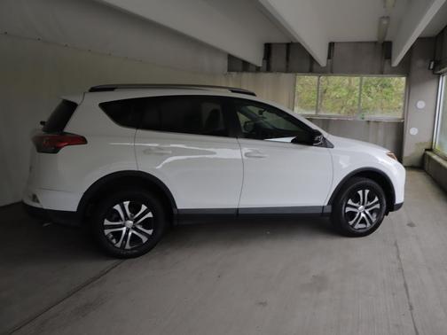 Super White 2018 Toyota RAV4 LE