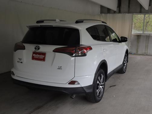 Super White 2018 Toyota RAV4 LE
