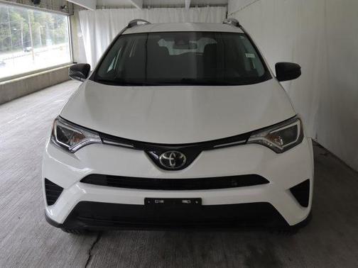 Super White 2018 Toyota RAV4 LE