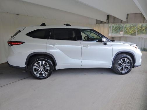 Wind Chill Pearl 2022 Toyota Highlander XLE