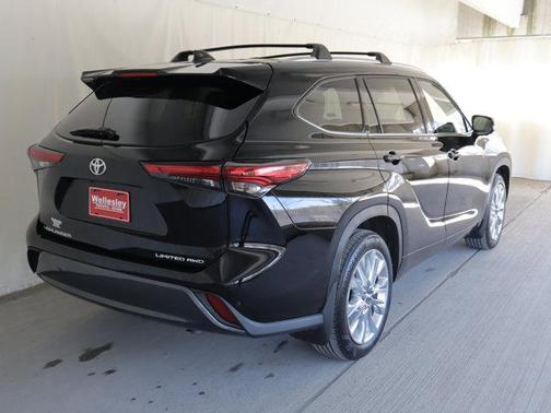 Midnight Black Metallic 2023 Toyota Highlander Limited