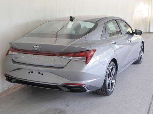 Fluid Metal 2022 Hyundai ELANTRA Limited