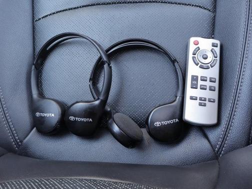 Celestial Silver Metallic 2023 Toyota Sienna XSE 7 Passenger