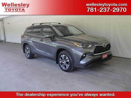 Magnetic Gray Metallic 2023 Toyota Highlander XLE