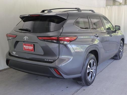 Magnetic Gray Metallic 2023 Toyota Highlander XLE