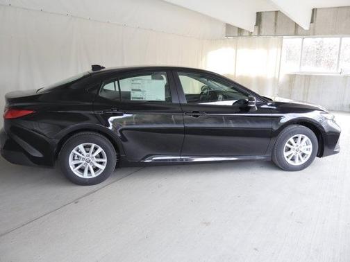 Midnight Black Met 2026 Toyota Camry LE