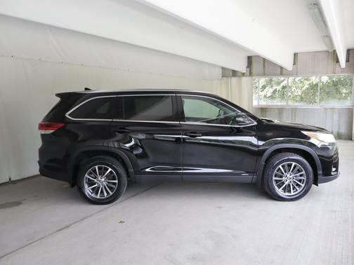Midnight Black Metallic 2019 Toyota Highlander Hybrid XLE