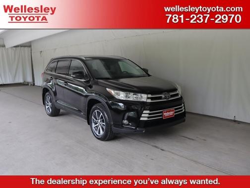 Midnight Black Metallic 2019 Toyota Highlander Hybrid XLE