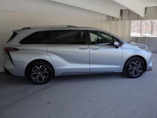 2025 Toyota Sienna Platinum