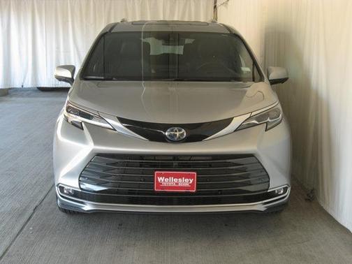 2025 Toyota Sienna Platinum