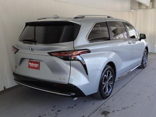2025 Toyota Sienna Platinum