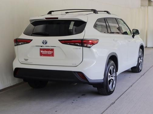 Blizzard Pearl 2021 Toyota Highlander Hybrid XLE