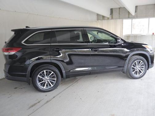Midnight Black Metallic 2017 Toyota Highlander XLE