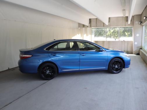 Blue Streak Metallic 2017 Toyota Camry SE