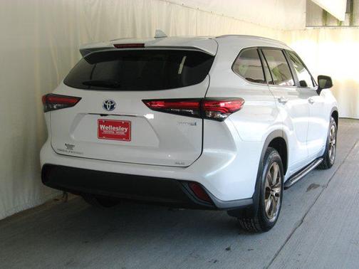 2023 Toyota Highlander Hybrid XLE