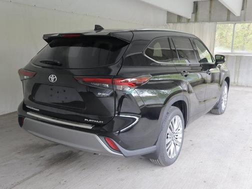 Midnight Black Met 2026 Toyota Highlander Hybrid Platinum
