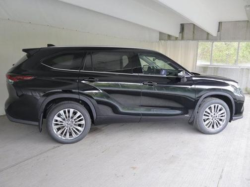 Midnight Black Met 2026 Toyota Highlander Hybrid Platinum