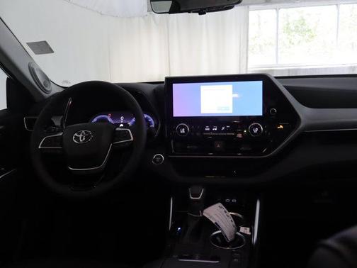 Midnight Black Met 2026 Toyota Highlander Hybrid Platinum