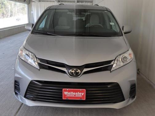 Silver Sky Metallic 2018 Toyota Sienna LE