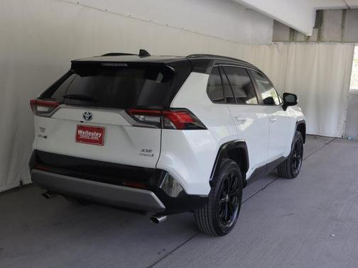 Blizzard Pearl/Midnight Black Metallic 2022 Toyota RAV4 Hybrid SE