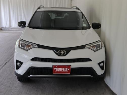 Super White 2018 Toyota RAV4 SE