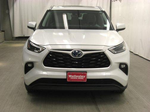 2022 Toyota Highlander Hybrid XLE