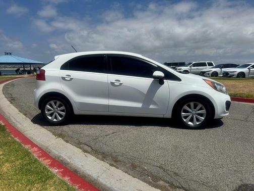 Clear White 2013 Kia Rio EX