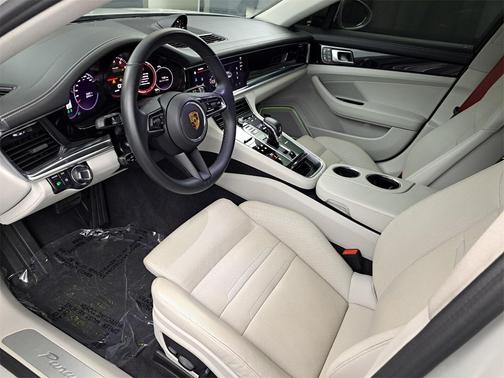 2022 Porsche Panamera Base (PDK)