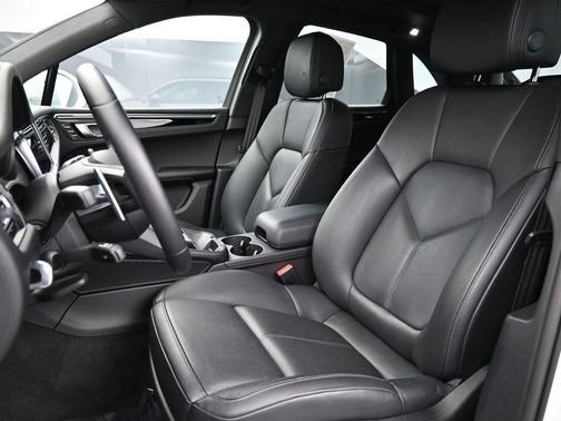 2024 Porsche Macan Base (PDK)
