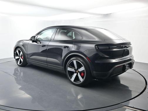 Jet Black 2025 Porsche Macan 4S