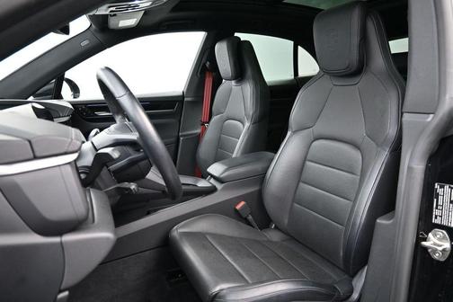 Jet Black Metallic 2025 Porsche Macan 4S