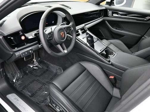 2025 Porsche Panamera 4