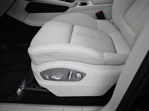 2024 Porsche Macan Base (PDK)