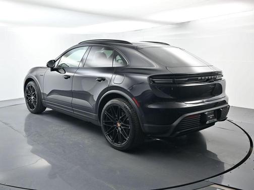 Jet Black Metallic 2026 Porsche Macan Base