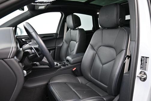 Carrara White Metallic 2025 Porsche Macan