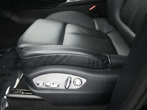 2023 Porsche Macan Base (PDK)