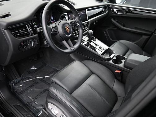2024 Porsche Macan Base (PDK)