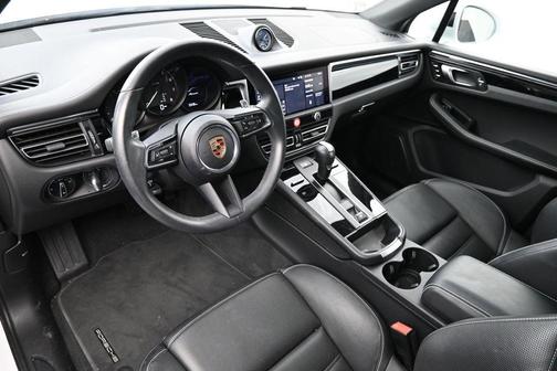 Carrara White Metallic 2025 Porsche Macan