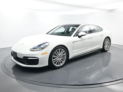 2022 Porsche Panamera 