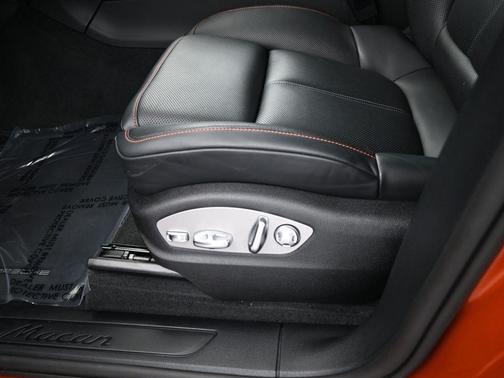 2024 Porsche Macan Base (PDK)