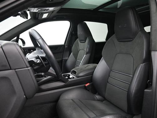 2025 Porsche Cayenne GTS